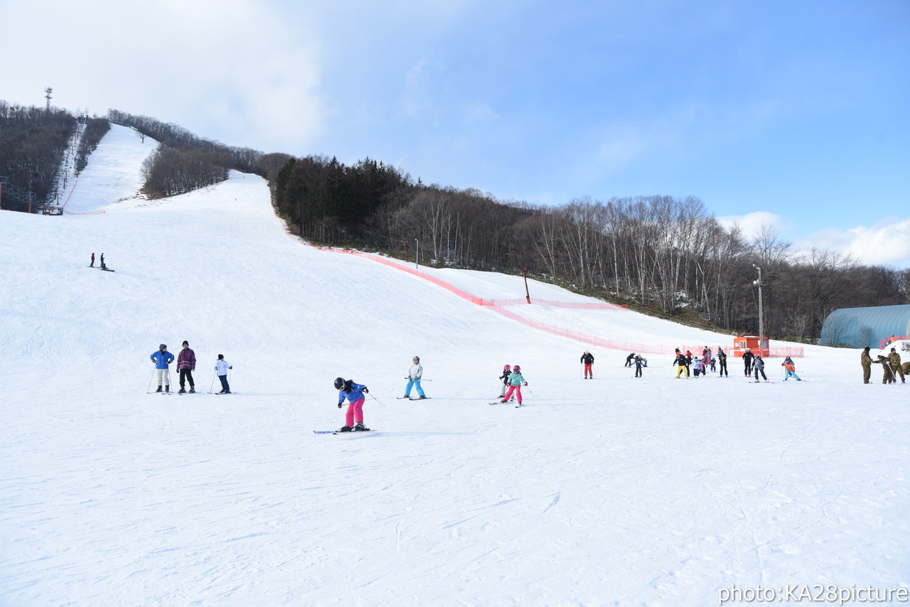 新得山スキー場　ゲレンデトップから滑走可能。ゲレンデ脇をJRの列車が走る十勝のローカルゲレンデ(^^)/